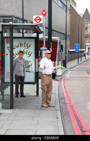 Dove è il bus? - Alla fermata dell autobus nella zona nord di Londra Foto Stock