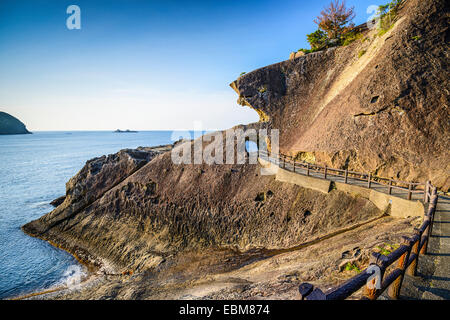 Kumano, Giappone linea costiera a Onigajo 'Devil's Castle' rocce sulla costa. Foto Stock