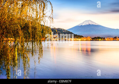 Mt. Fuji presso il Lago Kawaguchi in Giappone. Foto Stock