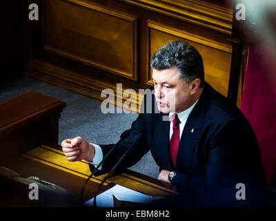 Kiev, Ucraina. 2° dic, 2014. Presidente Petro Poroshenko -- Verkhovna Rada di Ucraina ha adottato il nuovo governo. Per un armadio aggiornato votato 288 deputati. Tra i nuovi ministri - tre stranieri che decreto Poroshenko fu concessa la cittadinanza ucraino. Come capo del ministero delle Finanze ha nominato un cittadino americano di origine ucraina Natalia Yaresko, lo sviluppo economico è diventato ministro lituano Aivaras Abromavicius, e il Ministro della Salute - un cittadino della Repubblica di Georgia Alexander Kvitashvili. Foto Stock