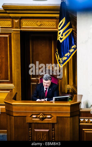 Kiev, Ucraina. 2° dic, 2014. Presidente Petro Poroshenko -- Verkhovna Rada di Ucraina ha adottato il nuovo governo. Per un armadio aggiornato votato 288 deputati. Tra i nuovi ministri - tre stranieri che decreto Poroshenko fu concessa la cittadinanza ucraino. Come capo del ministero delle Finanze ha nominato un cittadino americano di origine ucraina Natalia Yaresko, lo sviluppo economico è diventato ministro lituano Aivaras Abromavicius, e il Ministro della Salute - un cittadino della Repubblica di Georgia Alexander Kvitashvili. Foto Stock