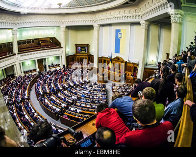 Kiev, Ucraina. 2° dic, 2014. Sessione della Verkhovna Rada -- Verkhovna Rada di Ucraina ha adottato il nuovo governo. Per un armadio aggiornato votato 288 deputati. Tra i nuovi ministri - tre stranieri che decreto Poroshenko fu concessa la cittadinanza ucraino. Come capo del ministero delle Finanze ha nominato un cittadino americano di origine ucraina Natalia Yaresko, lo sviluppo economico è diventato ministro lituano Aivaras Abromavicius, e il Ministro della Salute - un cittadino della Repubblica di Georgia Alexander Kvitashvili. Foto Stock