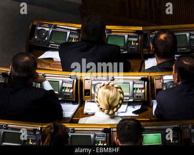 Kiev, Ucraina. 2° dic, 2014. Yulia Tymoshenko -- Verkhovna Rada di Ucraina ha adottato il nuovo governo. Per un armadio aggiornato votato 288 deputati. Tra i nuovi ministri - tre stranieri che decreto Poroshenko fu concessa la cittadinanza ucraino. Come capo del ministero delle Finanze ha nominato un cittadino americano di origine ucraina Natalia Yaresko, lo sviluppo economico è diventato ministro lituano Aivaras Abromavicius, e il Ministro della Salute - un cittadino della Repubblica di Georgia Alexander Kvitashvili. Foto Stock