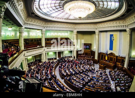 Kiev, Ucraina. 2° dic, 2014. Sessione della Verkhovna Rada -- Verkhovna Rada di Ucraina ha adottato il nuovo governo. Per un armadio aggiornato votato 288 deputati. Tra i nuovi ministri - tre stranieri che decreto Poroshenko fu concessa la cittadinanza ucraino. Come capo del ministero delle Finanze ha nominato un cittadino americano di origine ucraina Natalia Yaresko, lo sviluppo economico è diventato ministro lituano Aivaras Abromavicius, e il Ministro della Salute - un cittadino della Repubblica di Georgia Alexander Kvitashvili. Foto Stock