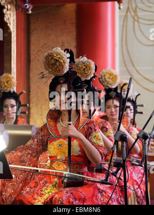 Femmina di musicisti che suonano musica tradizionale Erhu instrumen durante l opera cinese a Li Yuan Theatre di Pechino, Cina Foto Stock