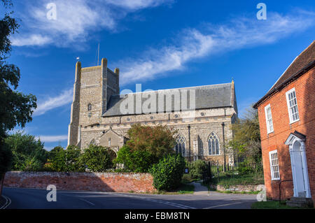 Orford Village e San Bartolomeo della chiesa di Suffolk in Inghilterra Foto Stock