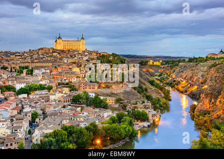 Toledo, Spagna lo skyline della città sul fiume Tago. Foto Stock