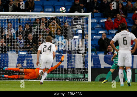 Madrid, Spagna. 02Dec, 2014. Lo spagnolo Copa del Rey il calcio. Real Madrid contro UE Cornella. Fernando Pacheco Flores il Portiere del Real Madrid si affaccia il colpo da Cornella Credito: Azione Sport Plus/Alamy Live News Foto Stock