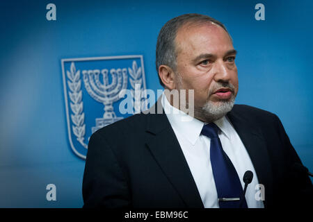 Gerusalemme. 2° dic, 2014. Avigdor Lieberman, ministro degli Esteri israeliano e leader di Israele Beytenu partito, tiene una conferenza stampa al Ministero israeliano degli Affari esteri a Gerusalemme, in data 2 dicembre 2014. Il Primo Ministro israeliano Benjamin Netanyahu ha annunciato il suo sostegno per disperdere la Knesset (parlamento) e condurre le elezioni anticipate nel mezzo di una crisi di coalizione. Durante una conferenza stampa presso il suo ufficio di Gerusalemme, Netanyahu ha detto anche lui ha ordinato al fuoco il Ministro della giustizia Tzipi Livni e il ministro delle Finanze Yair Lapid Credito: JINI/Xinhua/Alamy Live News Foto Stock