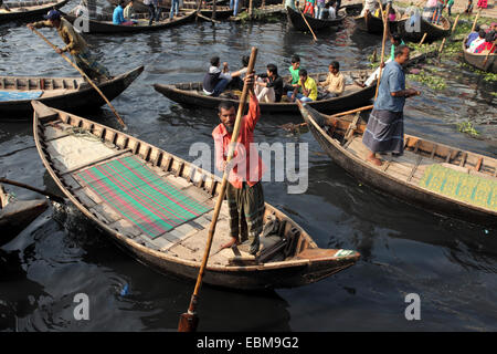 Traghetti in legno sul fiume Buriganga a Dhaka, nel Bangladesh. I traghetti di legno sono usati per trasportare i passeggeri attraverso il fiume. Foto Stock