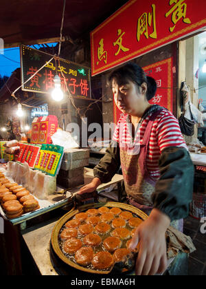 Cibo di strada in stallo il Quartiere Musulmano di Xian, Cina e Asia Foto Stock