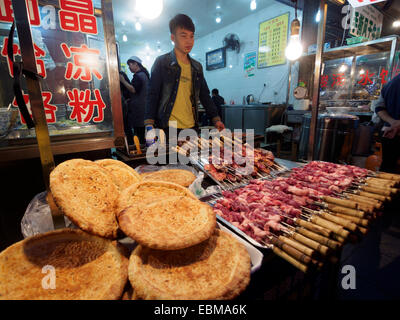 Cibo di strada in stallo il Quartiere Musulmano di Xian, Cina e Asia Foto Stock
