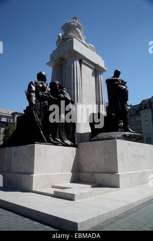 Vista verticale del monumento e statue vicino al parlamento ungherese edificio nel centro di Pest Budapest Ungheria contro il profondo blu del cielo Foto Stock