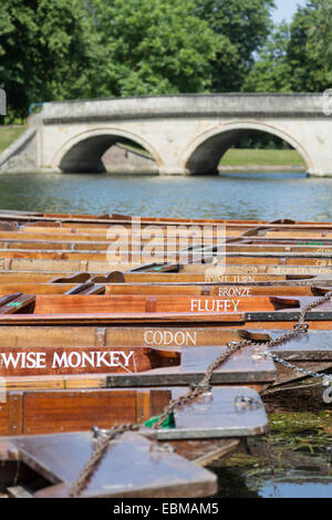 Regno Unito, Cambridge, univoco denominato sterline ormeggiata presso il Trinity College e la trinità ponte sopra il fiume Cam. Foto Stock