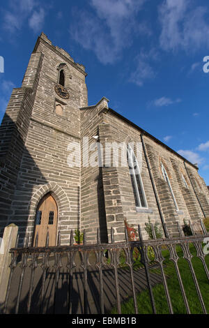 Villaggio di Aberdovey, Galles. Vista pittoresca di San Pietro Chiesa Anglicana in Aberdovey's waterfront. Foto Stock