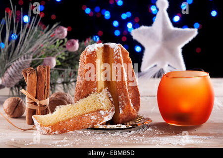 Le decorazioni di Natale e i tradizionali dolci italiani, con illuminazione atmosferica in background Foto Stock