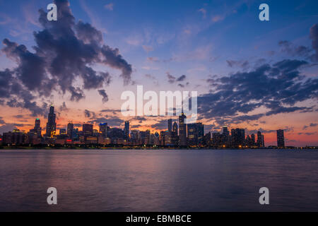 Sullo skyline di Chicago di notte da Adler Planetarium. Foto Stock