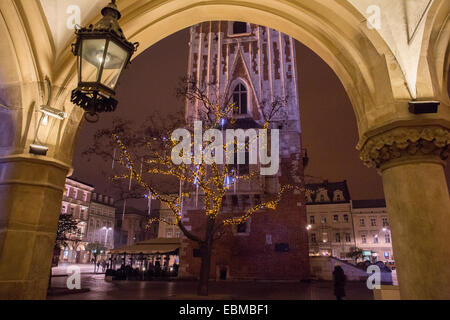 Cracovia in Polonia, dicembre 2014; mercatino di Natale, mercato medievale Foto Stock