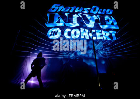 Freiburg, Germania. 2 dicembre, 2014. English rock band Status Quo si esibisce dal vivo a Rothaus Arena. Foto: Miroslav Dakov/ Alamy Live News Foto Stock