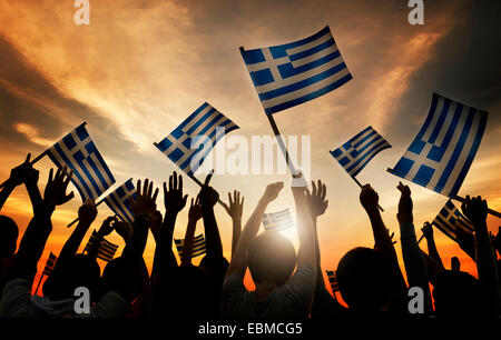 Sagome di Persone azienda Bandiera della Grecia Foto Stock