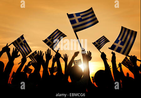 Sagome di Persone azienda Bandiera della Grecia Foto Stock