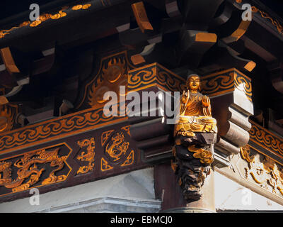 Golden statua del Buddha sull'angolo di un edificio da Ci'en tempio in Xian, Cina Foto Stock