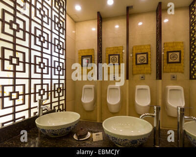 Fila di orinatoi in una toilette pubblica, Cina Foto Stock