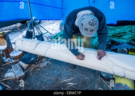 L'uomo la levigatura del Totem pole carving , Burnaby Mountain protesta camp, Burnaby, British Columbia, Canada Foto Stock
