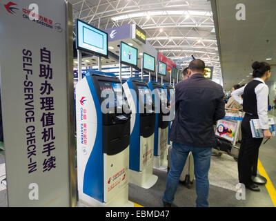 Apparecchi di check-in self-service dell'Aeroporto Internazionale di Pechino CINA Foto Stock