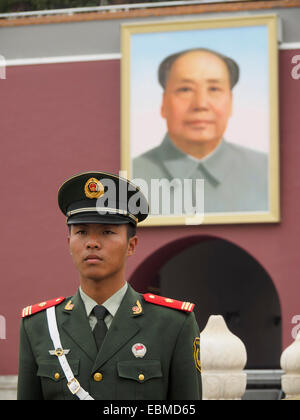 Soldato di guardia di fronte a un ritratto del Presidente Mao presso la Porta della Pace Celeste, Piazza Tiananmen, Pechino, Cina Foto Stock