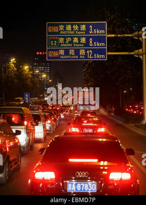 Traffico di notte a Pechino in Cina Foto Stock