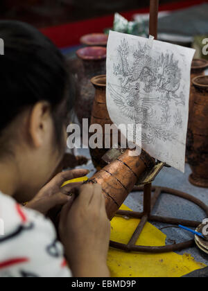 Donna che lavorano a un vaso di cloisonne fabbrica in Cina Foto Stock