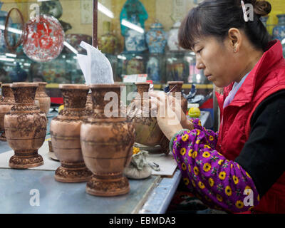 Donna che lavorano a un vaso di cloisonne fabbrica in Cina Foto Stock