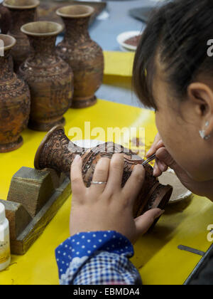 Donna che lavorano a un vaso di cloisonne fabbrica in Cina Foto Stock