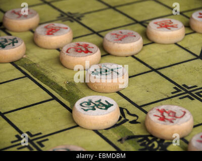 Xiangqi - cinese scacchiera i pezzi di gioco Foto Stock