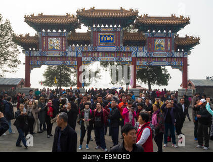 La folla di turisti presso il Palazzo estivo a Pechino in Cina Foto Stock