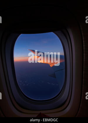 Vista di ala di aeroplano dall'interno dell'aeromobile della finestra Foto Stock