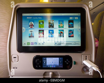 Intrattenimento in volo sullo schermo del sistema all'interno della cabina di un Emirates Boeing 777 aeroplano Foto Stock