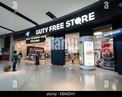 Duty Free store in aeroporto Portela di Lisbona, Portogallo, Europa Foto Stock