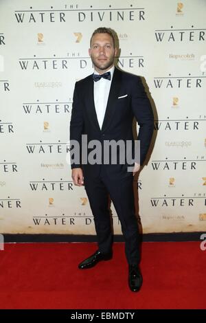 Sydney, Australia. Il 2 dicembre 2014. Jai Courtney (Hughes) arriva sul tappeto rosso al acqua rabdomante Premiere Mondiale presso il Teatro di Stato, 49 Market Street, Sydney, NSW, Australia. Shot sia in Australia e in Turchia, il film è un'avventura epica serie di quattro anni dopo la battaglia di Gallipoli, durante la prima guerra mondiale. Copyright Credit: 2014 Richard Milnes/Alamy Live News. Foto Stock