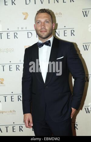 Sydney, Australia. Il 2 dicembre 2014. Jai Courtney (Hughes) arriva sul tappeto rosso al acqua rabdomante Premiere Mondiale presso il Teatro di Stato, 49 Market Street, Sydney, NSW, Australia. Shot sia in Australia e in Turchia, il film è un'avventura epica serie di quattro anni dopo la battaglia di Gallipoli, durante la prima guerra mondiale. Copyright Credit: 2014 Richard Milnes/Alamy Live News. Foto Stock