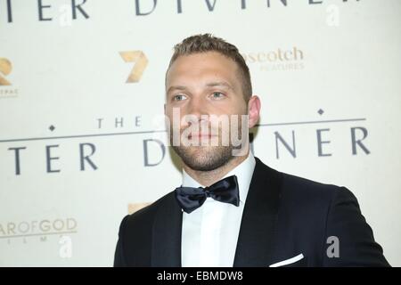 Sydney, Australia. Il 2 dicembre 2014. Jai Courtney (Hughes) arriva sul tappeto rosso al acqua rabdomante Premiere Mondiale presso il Teatro di Stato, 49 Market Street, Sydney, NSW, Australia. Shot sia in Australia e in Turchia, il film è un'avventura epica serie di quattro anni dopo la battaglia di Gallipoli, durante la prima guerra mondiale. Copyright Credit: 2014 Richard Milnes/Alamy Live News. Foto Stock