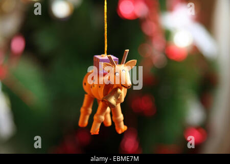 Close-up di una forma di renne ornamento di Natale appeso da una stringa Foto Stock