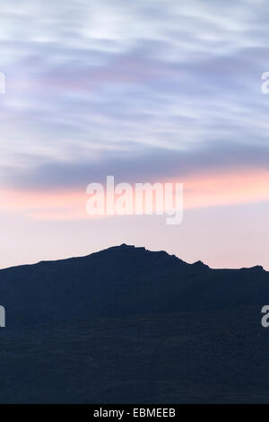 La mattina di sole illumina le nuvole sopra il Monte Snowdon, Snowdonia, il Galles del Nord. Foto Stock