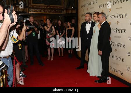 Sydney, Australia. Il 2 dicembre 2014. Jai Courtney (Hughes), Olga Kurylenko (Ayshe) e Yilmaz Erdogan (Major Hassan) arrivano sul tappeto rosso al acqua rabdomante Premiere Mondiale presso il Teatro di Stato, 49 Market Street, Sydney, NSW, Australia. Russell Crowe ha preso una foto o un video di tifosi e media con il suo smart phone Shot sia in Australia e in Turchia, il film è un'avventura epica serie di quattro anni dopo la battaglia di Gallipoli, durante la prima guerra mondiale. Copyright Credit: 2014 Richard Milnes/Alamy Live News. Foto Stock