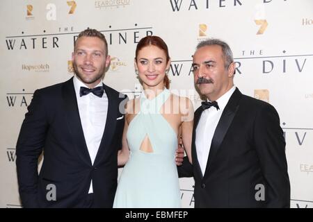 Sydney, Australia. Il 2 dicembre 2014. Jai Courtney (Hughes), Olga Kurylenko (Ayshe) e Yilmaz Erdogan (Major Hassan) arrivano sul tappeto rosso al acqua rabdomante Premiere Mondiale presso il Teatro di Stato, 49 Market Street, Sydney, NSW, Australia. Russell Crowe ha preso una foto o un video di tifosi e media con il suo smart phone Shot sia in Australia e in Turchia, il film è un'avventura epica serie di quattro anni dopo la battaglia di Gallipoli, durante la prima guerra mondiale. Copyright Credit: 2014 Richard Milnes/Alamy Live News. Foto Stock