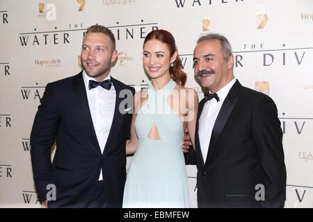 Sydney, Australia. Il 2 dicembre 2014. Jai Courtney (Hughes), Olga Kurylenko (Ayshe) e Yilmaz Erdogan (Major Hassan) arrivano sul tappeto rosso al acqua rabdomante Premiere Mondiale presso il Teatro di Stato, 49 Market Street, Sydney, NSW, Australia. Russell Crowe ha preso una foto o un video di tifosi e media con il suo smart phone Shot sia in Australia e in Turchia, il film è un'avventura epica serie di quattro anni dopo la battaglia di Gallipoli, durante la prima guerra mondiale. Copyright Credit: 2014 Richard Milnes/Alamy Live News. Foto Stock