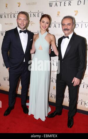 Sydney, Australia. Il 2 dicembre 2014. Jai Courtney (Hughes), Olga Kurylenko (Ayshe) e Yilmaz Erdogan (Major Hassan) arrivano sul tappeto rosso al acqua rabdomante Premiere Mondiale presso il Teatro di Stato, 49 Market Street, Sydney, NSW, Australia. Russell Crowe ha preso una foto o un video di tifosi e media con il suo smart phone Shot sia in Australia e in Turchia, il film è un'avventura epica serie di quattro anni dopo la battaglia di Gallipoli, durante la prima guerra mondiale. Copyright Credit: 2014 Richard Milnes/Alamy Live News. Foto Stock