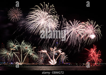 Giornata nazionale fuochi d'artificio nella Marina di Dubai, UAE Foto Stock