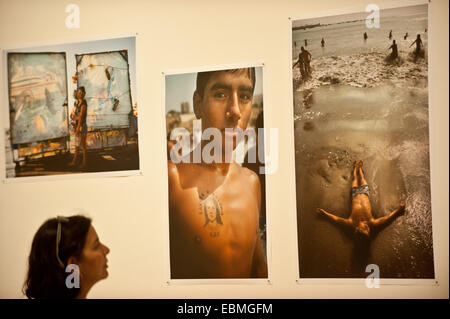 Santiago del Cile. 2° dic, 2014. Una persona che guarda la mostra "Dal fiume rosso al verde mare", del fotografo peruviano Adrian Portogallo, al Museo di Arte Contemporanea (MAC, per il suo acronimo in spagnolo), a Santiago, capitale del Cile, in data 2 dicembre 2014. © Jorge Villegas/Xinhua/Alamy Live News Foto Stock